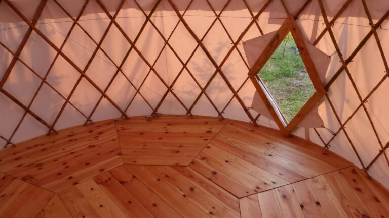 Plancher + porte de yourte vue de l'intérieur
