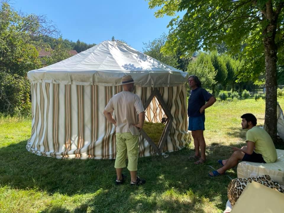 Yourte avec toile de store