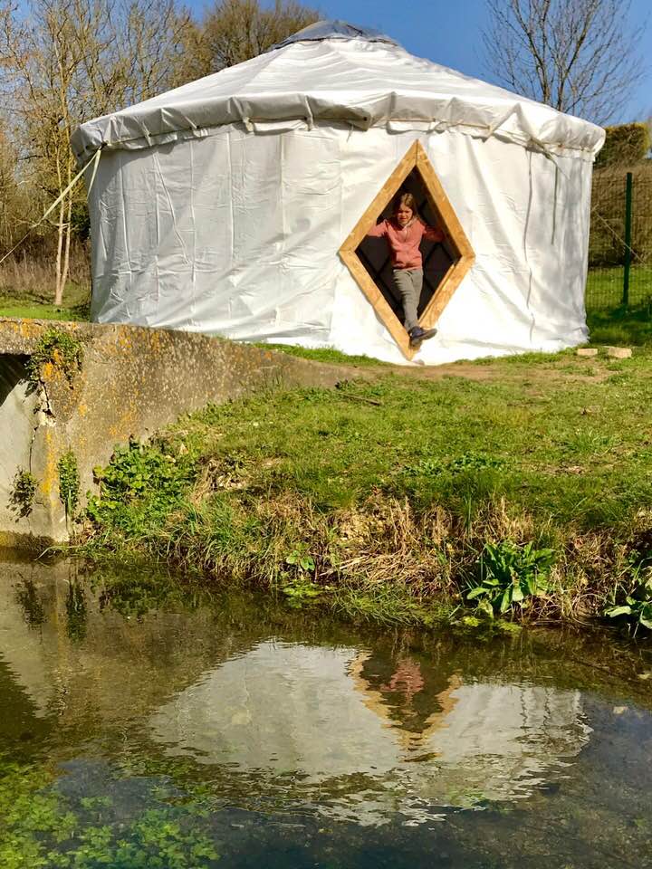 Yourte blanche en nature