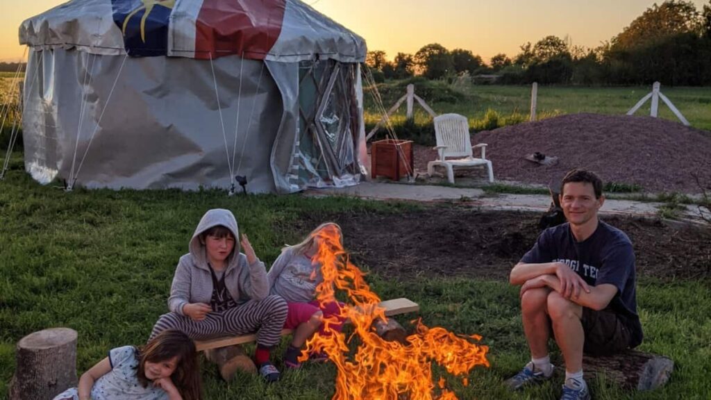 Yourte recup avec famille et feu de bois